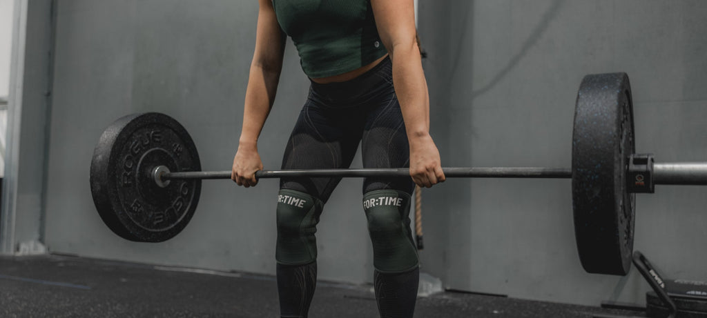 Helen Nutter, CrossFit Athlete using FOR:TIME POWER ON KNEE SLEEVES whilst performing a barbell deadlift